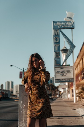 HASHTAG BIJ MARLEEN COLOURFUL REBEL ROBIJN LEOPARD DRESS SAND