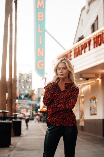 HASHTAG BIJ MARLEEN COLOURFUL REBEL XHARA LEOPARD RUFFLE BLOUSE BLACK/RED