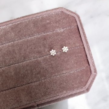 HASHTAG BIJ MARLEEN STARDUST FLOWER STAD EARRINGS GOUD